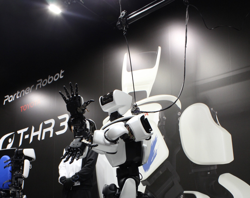 トヨタの最新ロボットが決めたポーズは あの レスポンス Response Jp トヨタの最新ロボットが決めたポーズは あの レスポンス Response Jp
