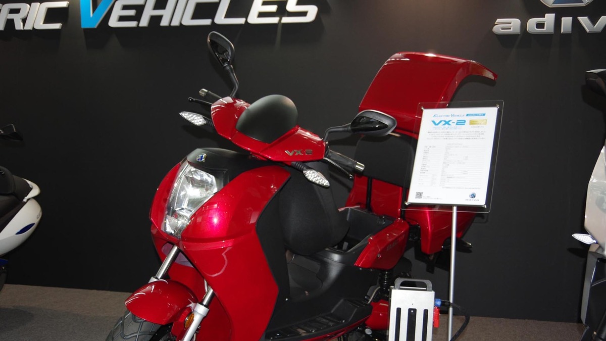 原付免許で乗れるevスクーター Adiva Vx 2 日本初公開 脱着式バッテリーに充電 レスポンス Response Jp