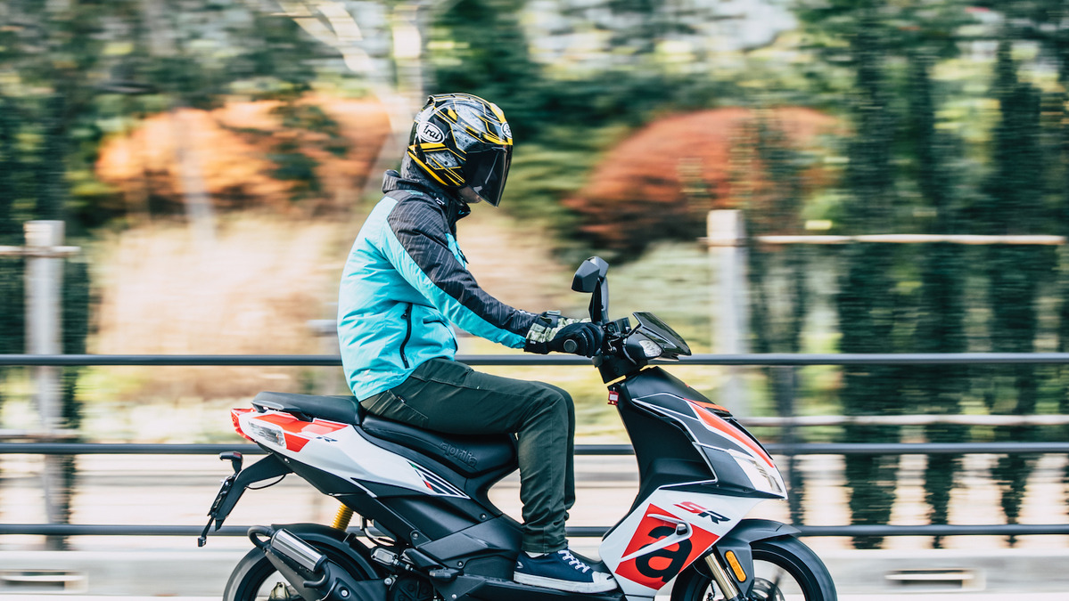 アプリリア Sr50 試乗 2スト キャブ好きは必見 輸入車で原付という選択肢 青木タカオ レスポンス Response Jp アプリリア Sr50 試乗 2スト キャブ好きは必見 輸入車で原付という選択肢 青木タカオ レスポンス Response Jp