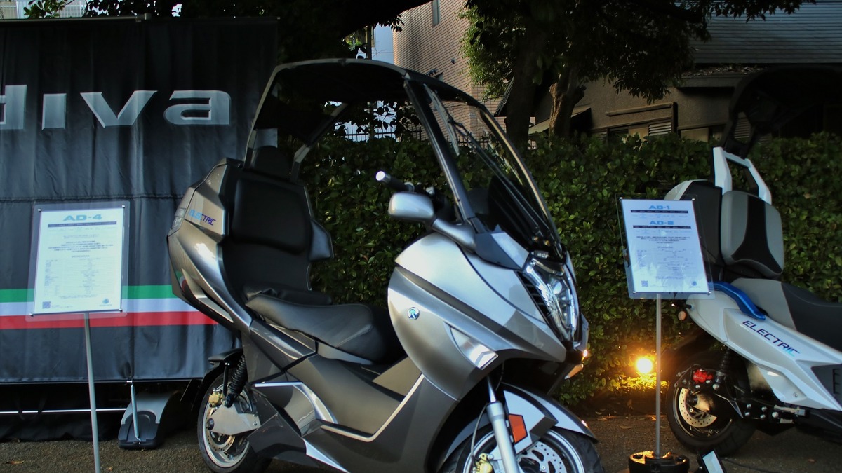 屋根付きの2輪ev Ad 4 が世界初公開 伊デザイン 日クオリティを武器に レスポンス Response Jp 屋根付きの2輪ev Ad 4 が世界初公開 伊デザイン 日クオリティを武器に レスポンス Response Jp
