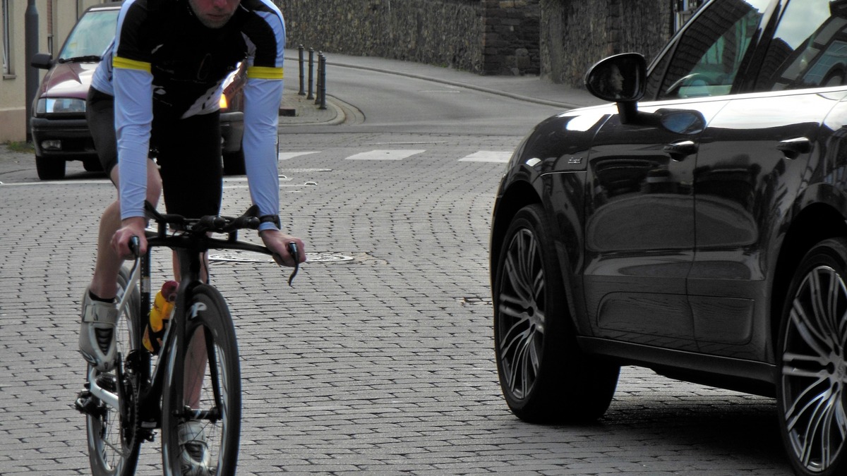 自転車によるあおり運転 7人に1人が被害経験あり Au損保調べ レスポンス Response Jp