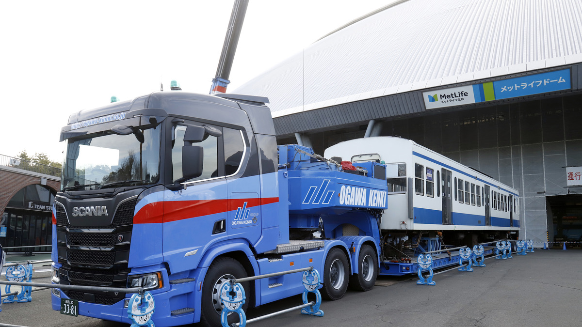 電車をトレーラーで深夜陸送100km 西武ドームに設置 フォトレポート レスポンス Response Jp