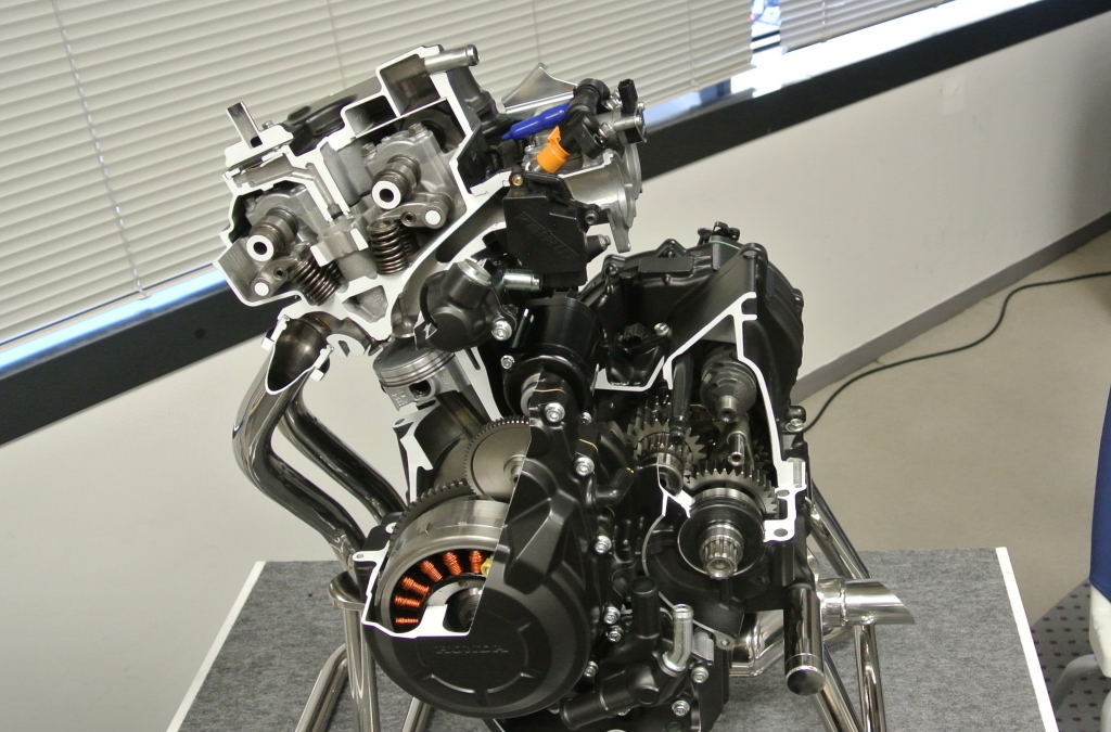 ホンダ 水冷 直列2気筒400ccエンジンを公開 国内市場専用に開発 レスポンス Response Jp ホンダ 水冷 直列2気筒400ccエンジンを公開 国内市場専用に開発 レスポンス Response Jp