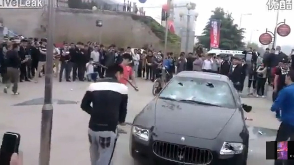 怒れる中国人 自身のマセラティを破壊 動画 レスポンス Response Jp 怒れる中国人 自身のマセラティを破壊 動画 レスポンス Response Jp