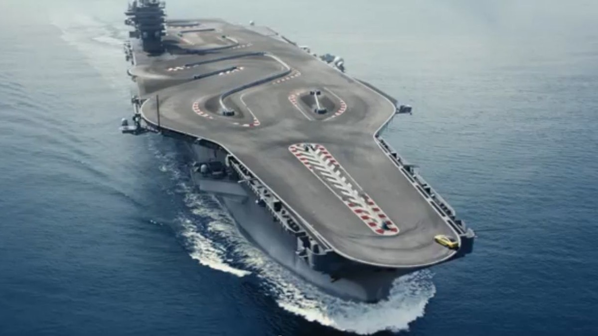 Bmw M4クーペ 空母の甲板でギリギリのパフォーマンス 動画 レスポンス Response Jp Bmw M4クーペ 空母の甲板でギリギリのパフォーマンス 動画 レスポンス Response Jp