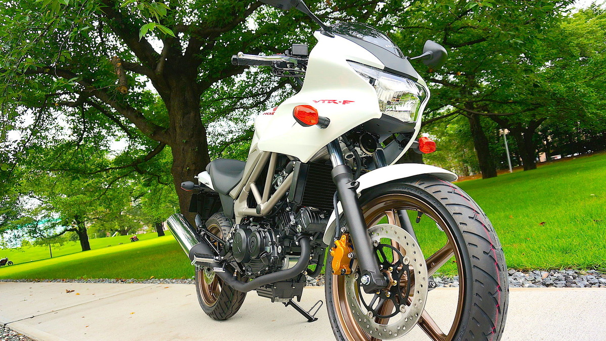 ホンダ Vtr 改良新型 気軽さと快適性を兼ね備えたハーフカウルバージョン F 写真蔵 レスポンス Response Jp ホンダ Vtr 改良新型 気軽さと快適性を兼ね備えたハーフカウルバージョン F 写真蔵 レスポンス Response Jp