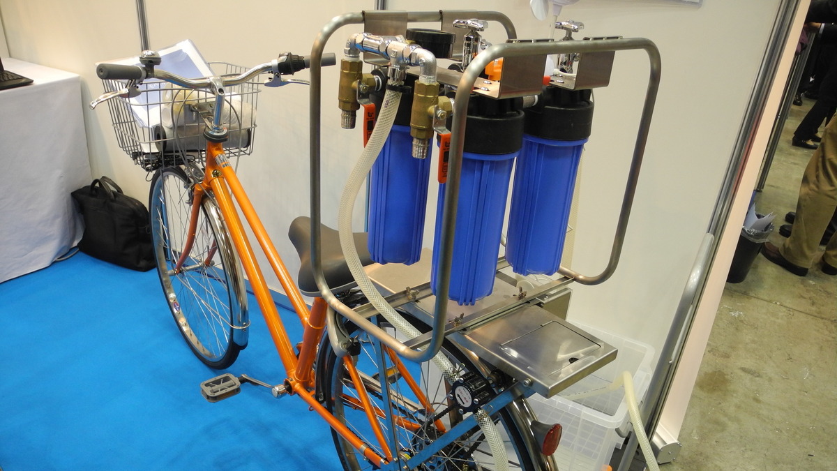 家 の 中 自転車