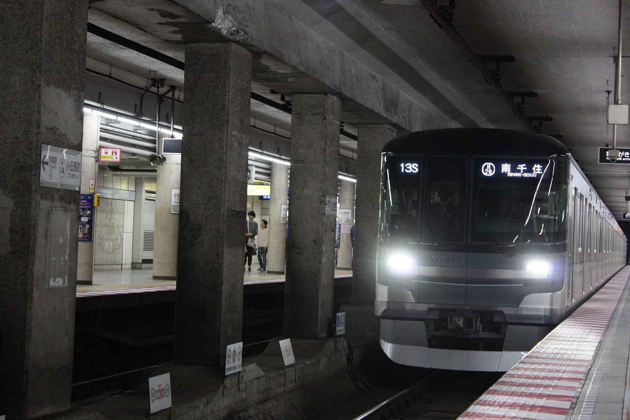 東京メトロ日比谷線の新型電車、初の営業運行…「シルバーえもん