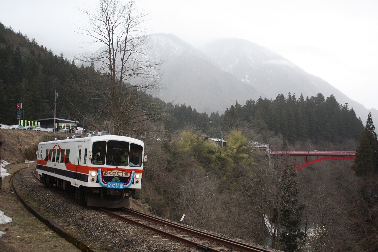 神岡鉄道の気動車「おくひだ1号」が復活…廃止から10年ぶり運転 