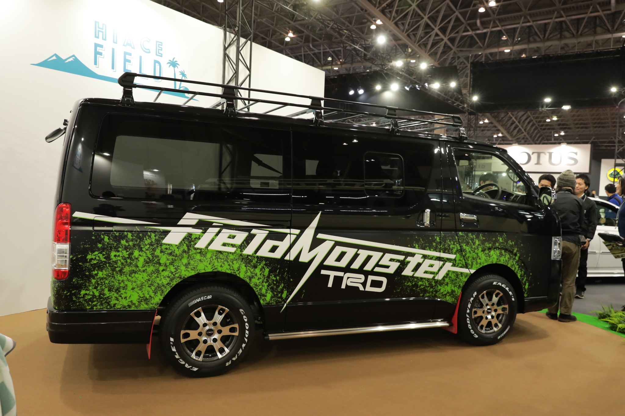 ハイリフト ハイエースムーンアイズ、モンスタートラック風
