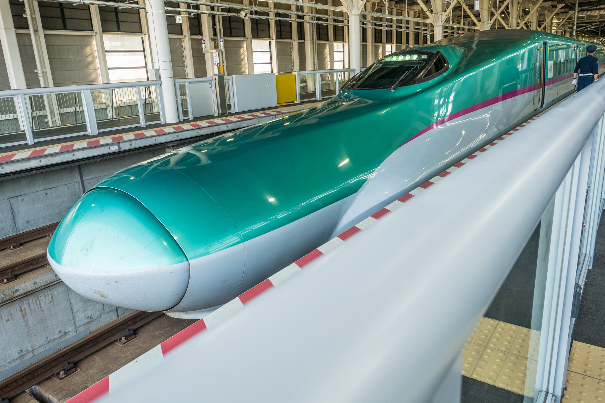 JR東日本初の新幹線公衆無線LAN接続サービスは5月24日から…E5系1 JR東日本初の新幹線公衆無線LAN接続サービスは5月24日から…E5系1