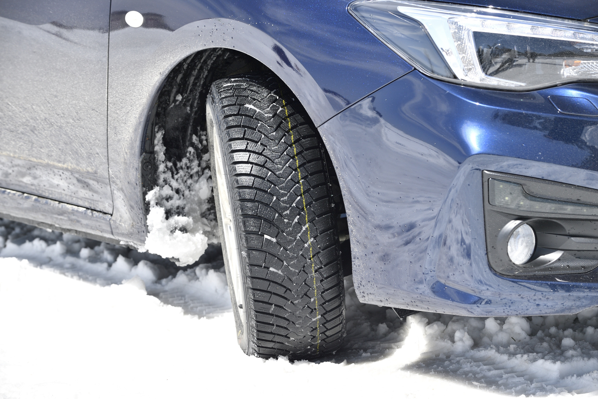 V-285 未使用スタッドレスタイヤ ファルケン ESPIA EPZF 215/65R16 98Q (4本) ユニークなトレッドが性能を発揮する新スタッドレス、ファルケン ESPIA