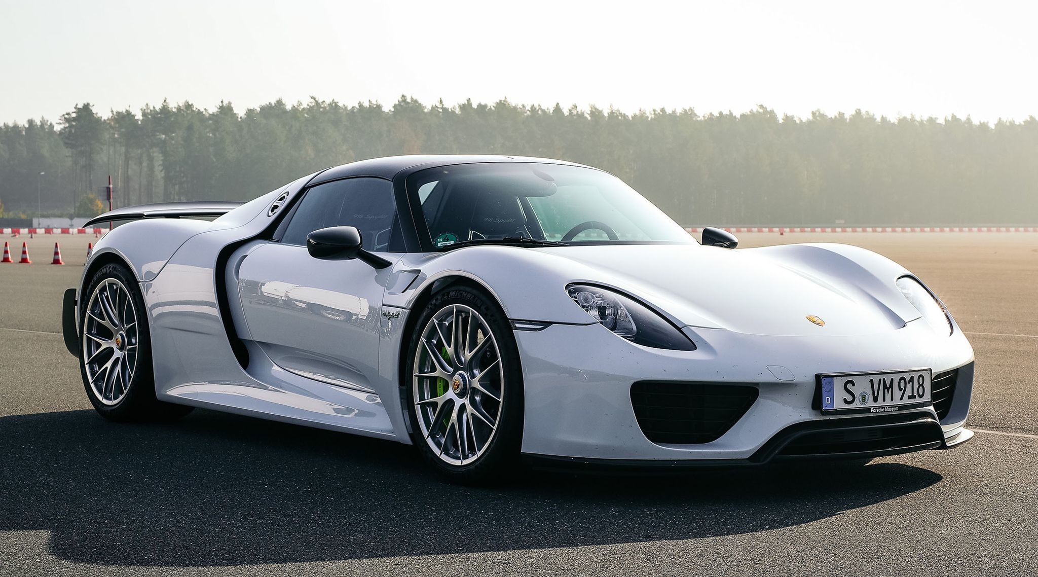 ポルシェが歴代最速ベスト5発表…1位はPHVスーパーカー、30年前の名車も