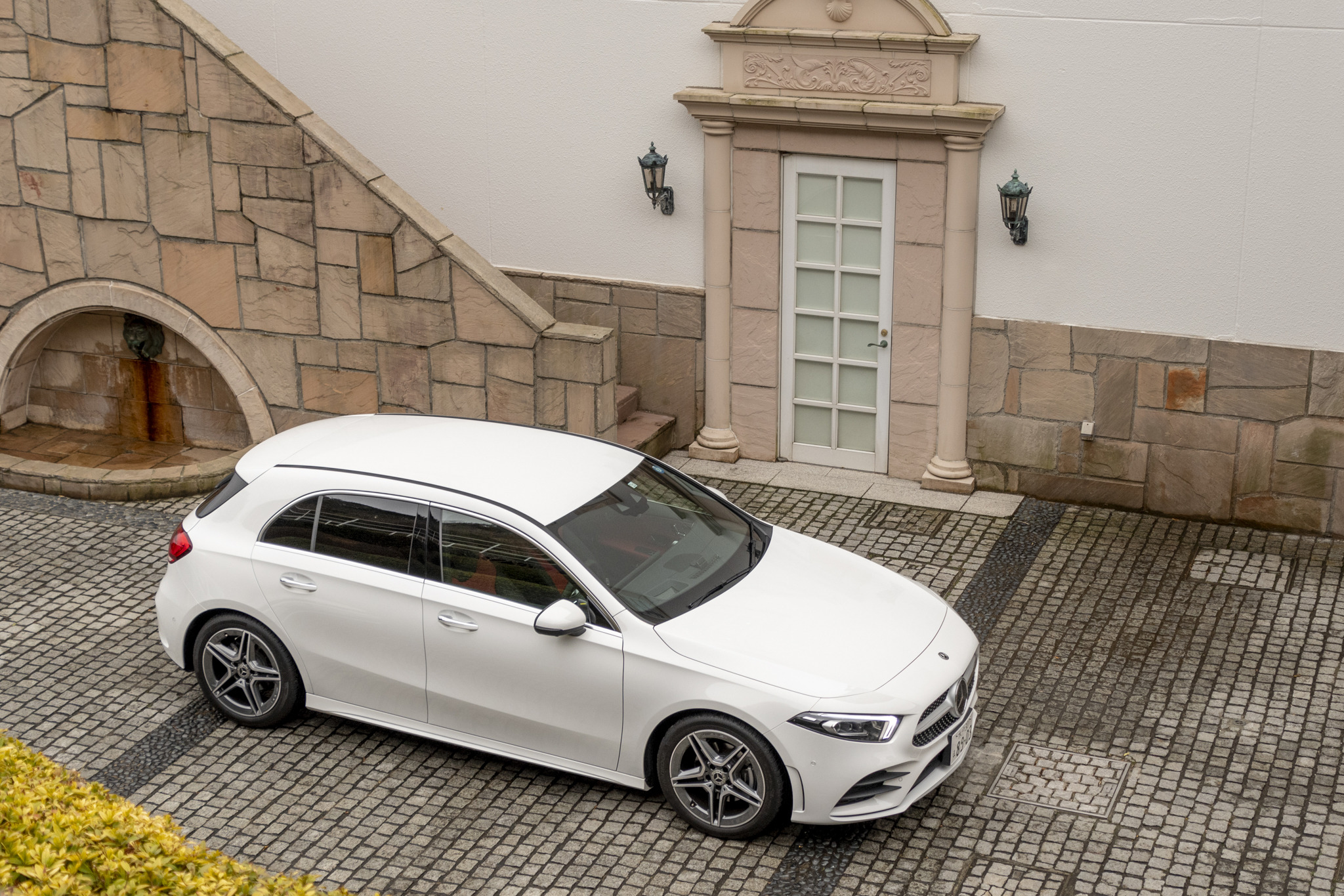 メルセデスベンツ Aクラス 新型試乗】イメージ以上のワイドトレッドで