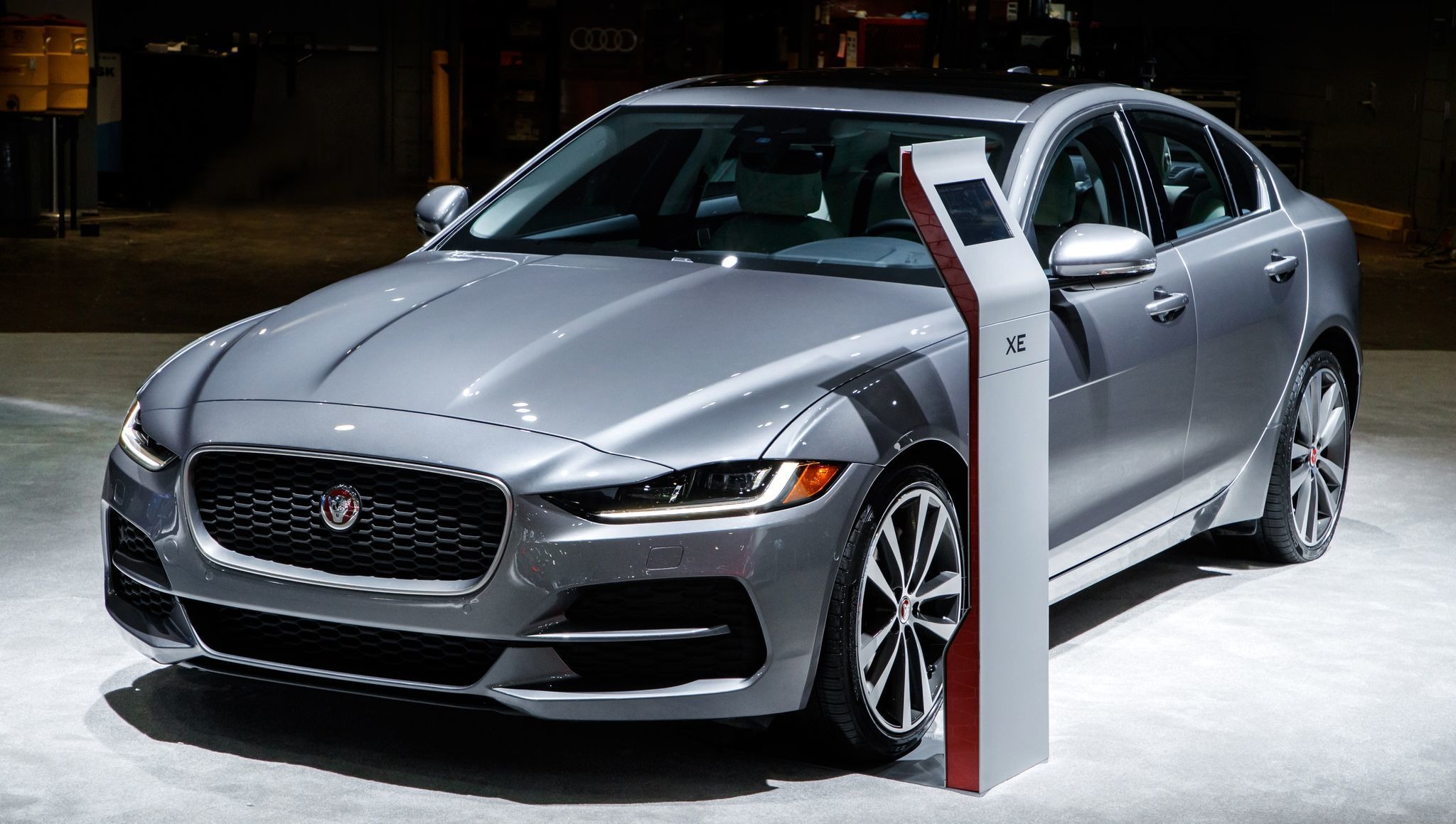 ジャガーXE 300スポーツ（FR/8AT）【試乗記】 イギリスの猫は雨