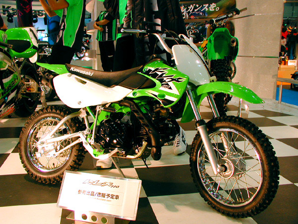 子供だってオフロード!! カワサキが入門用バイク『KLX110』を