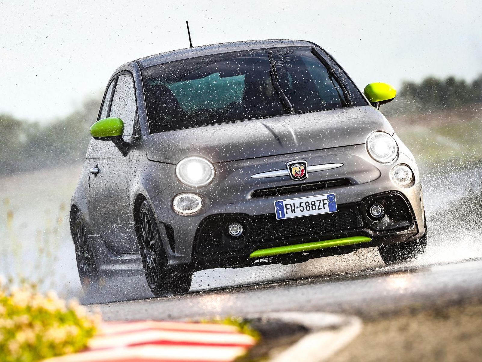 FIAT500.595アバルト限定車(ピスタ)で使用のフロント牽引フックです。 autoaddictionjapan_im0681-rff-88