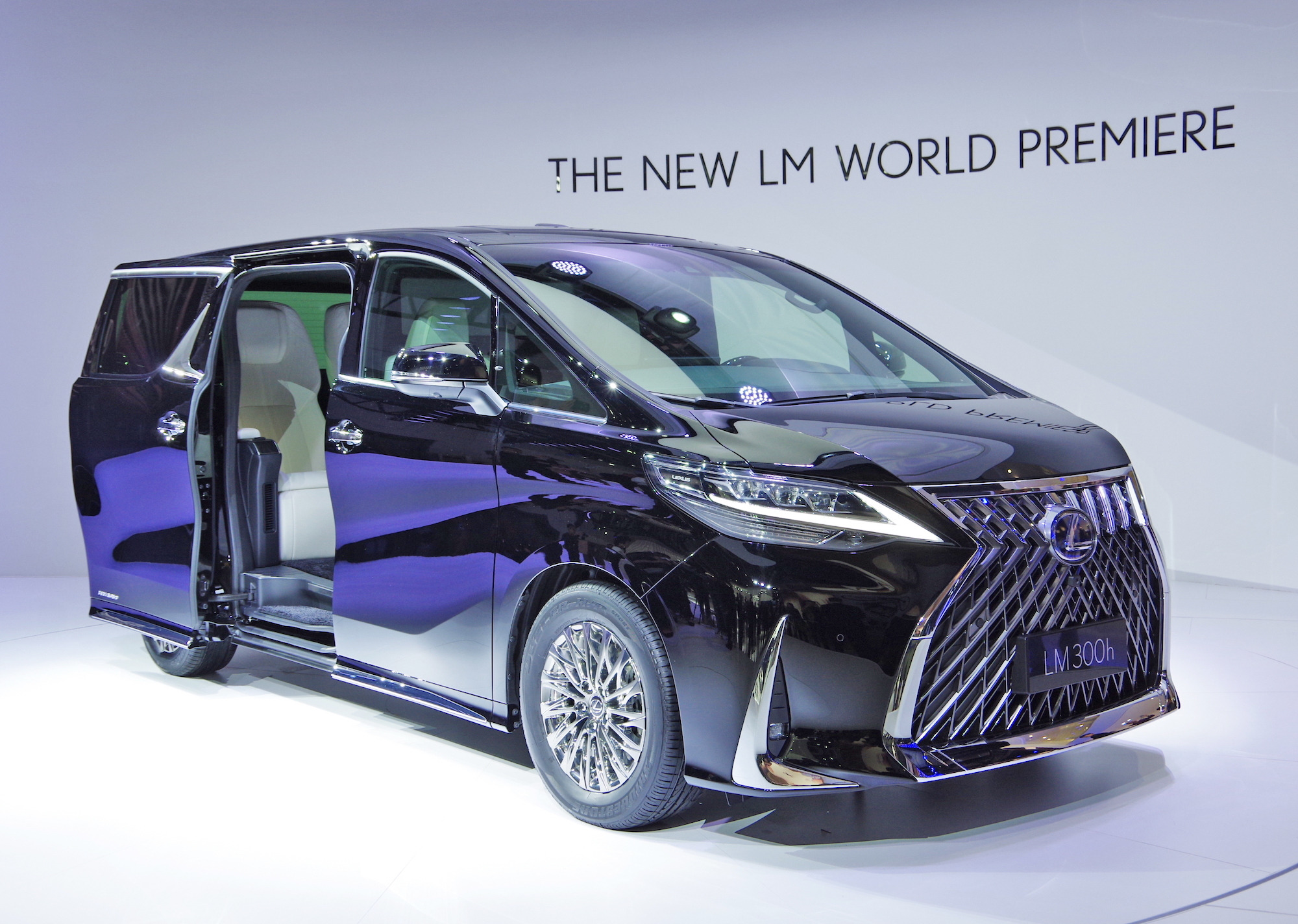 日本円で1800万円オーバー！レクサス初のミニバン『LM300h』の価格