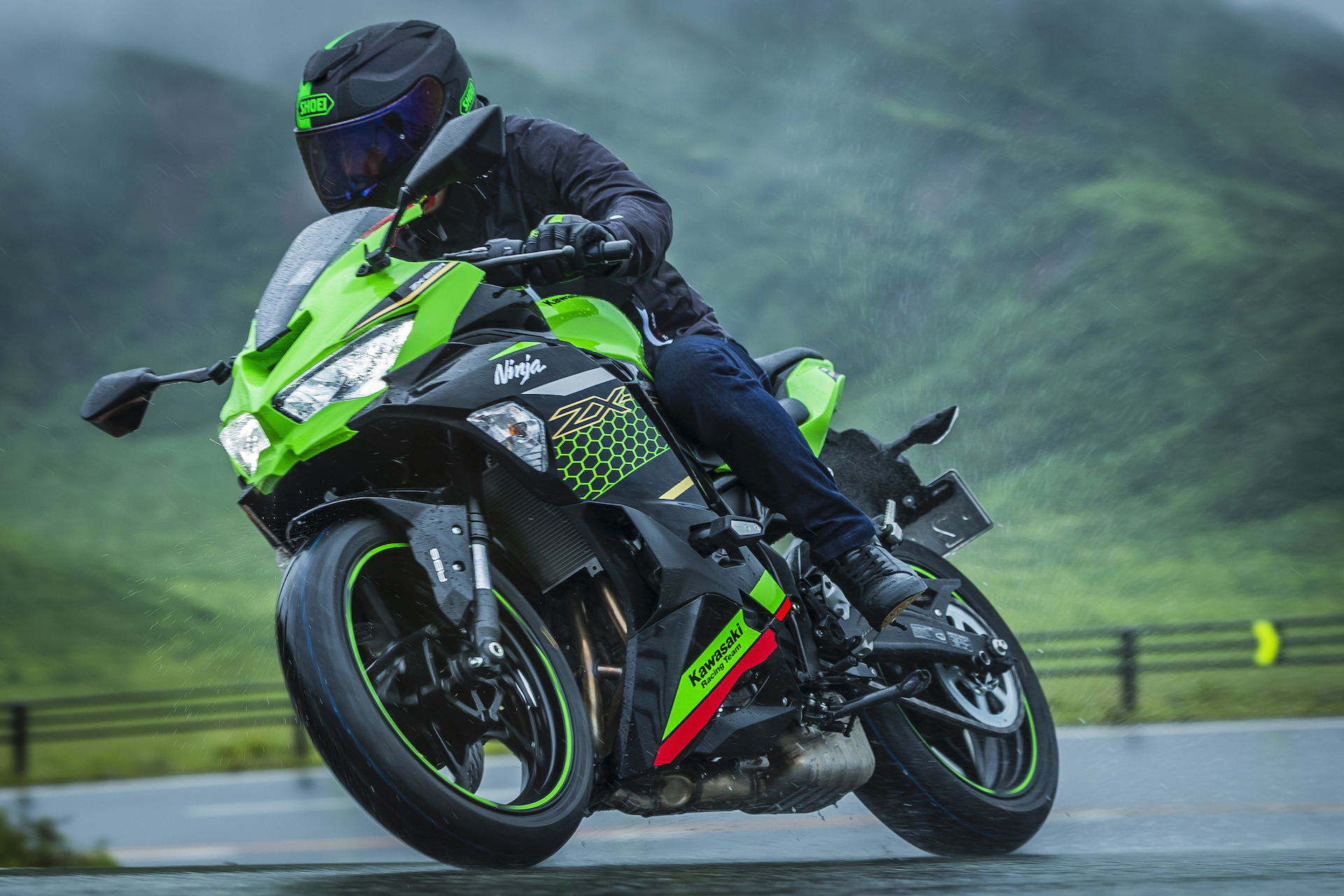カワサキ ZX-25R 試乗】18,000回転まで官能的な4発サウンドと カワサキ ZX-25R 試乗】18,000回転まで官能的な4発サウンドと