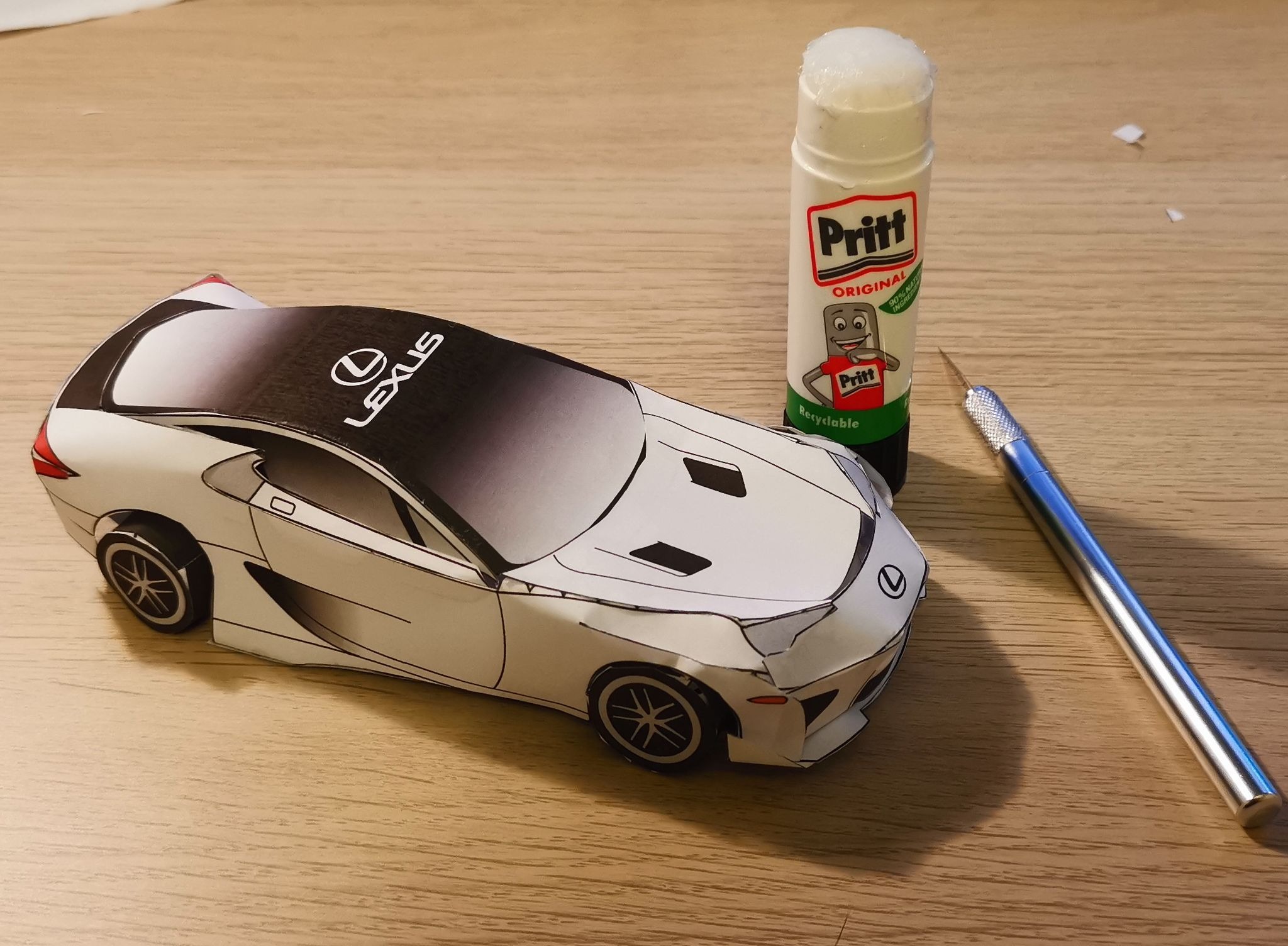 レクサス LFA、デビュー10周年を祝う…ペーパークラフトで