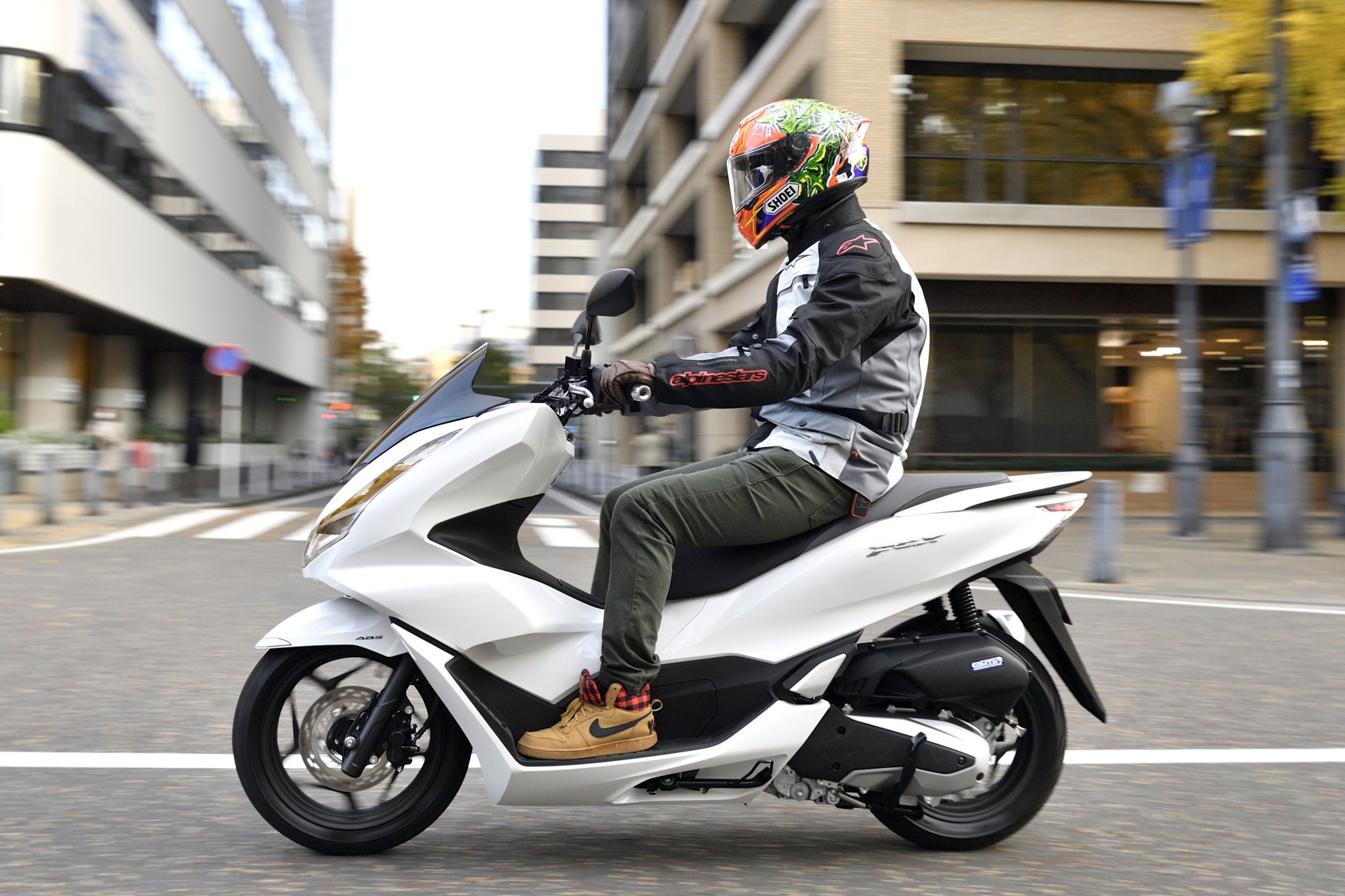 ホンダ PCX125 試乗】エンジン&車体をフルチェンジ!全方位 ホンダ PCX125 試乗】エンジン&車体をフルチェンジ!全方位