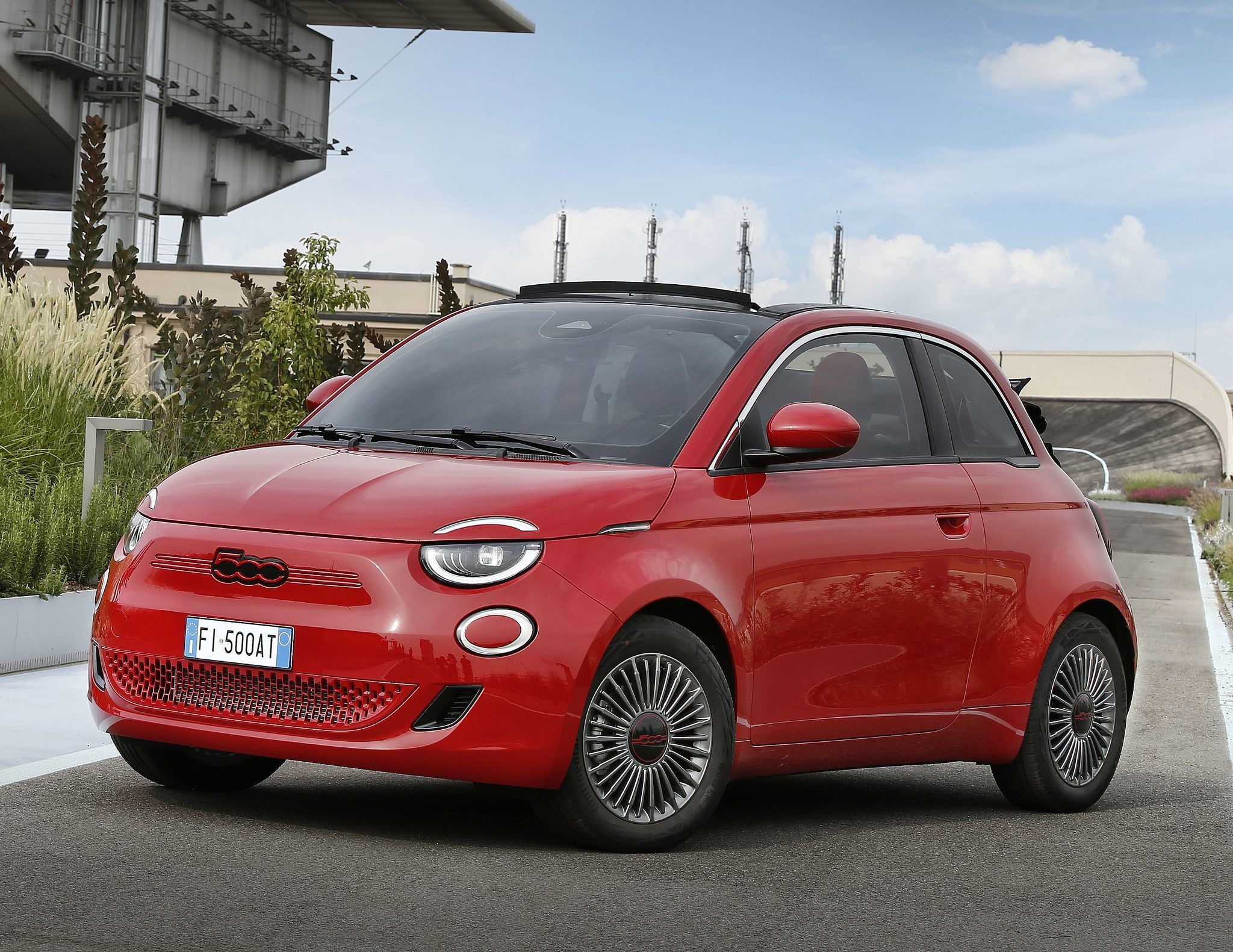フィアット 500EV に全身レッド仕様、ウイルス対策装備も…欧州