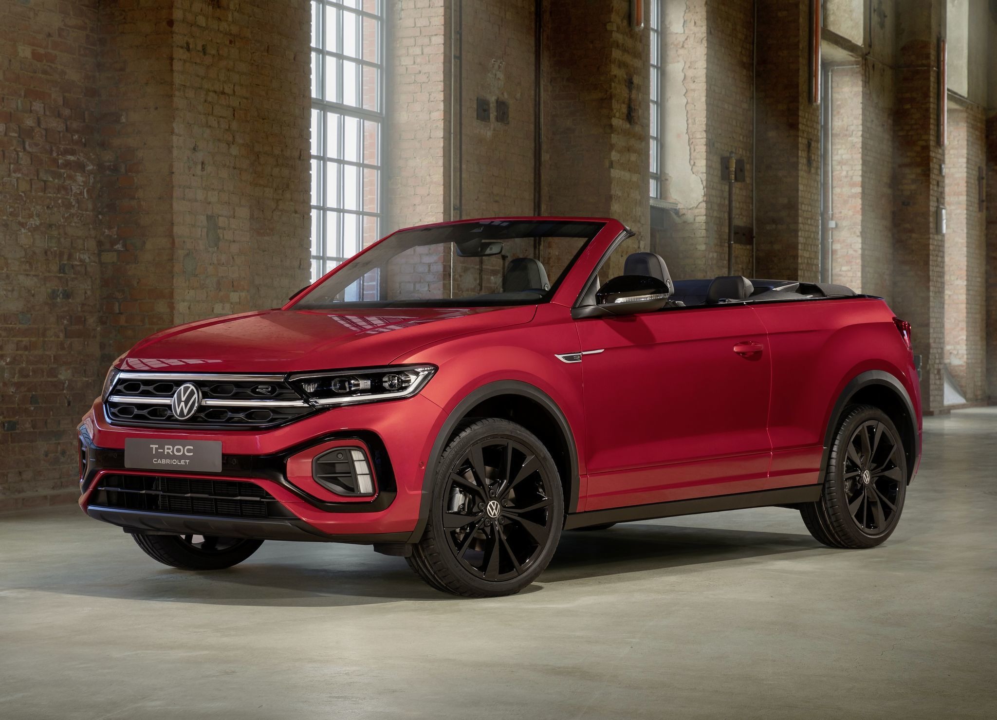 VW唯一のオープン、Tロック カブリオレ に改良新型…2022年春欧州