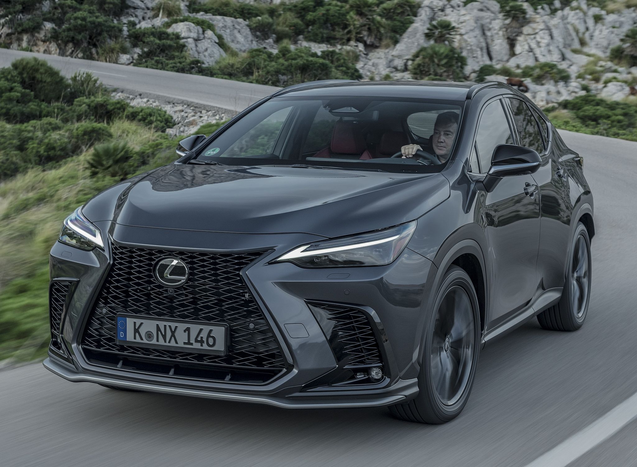 レクサス NX 新型、西欧は電動車のみに…ブランド初のPHVも設定