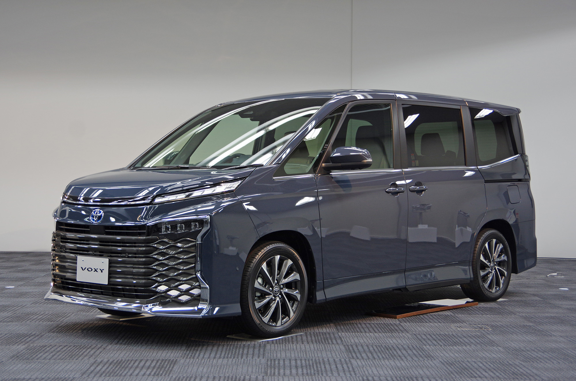 voxy トヨタ ヴォクシー 新型】キーワードは「先鋭・独創」前後ライトが怪しく光る［写真43枚］ | レスポンス（Response.jp）