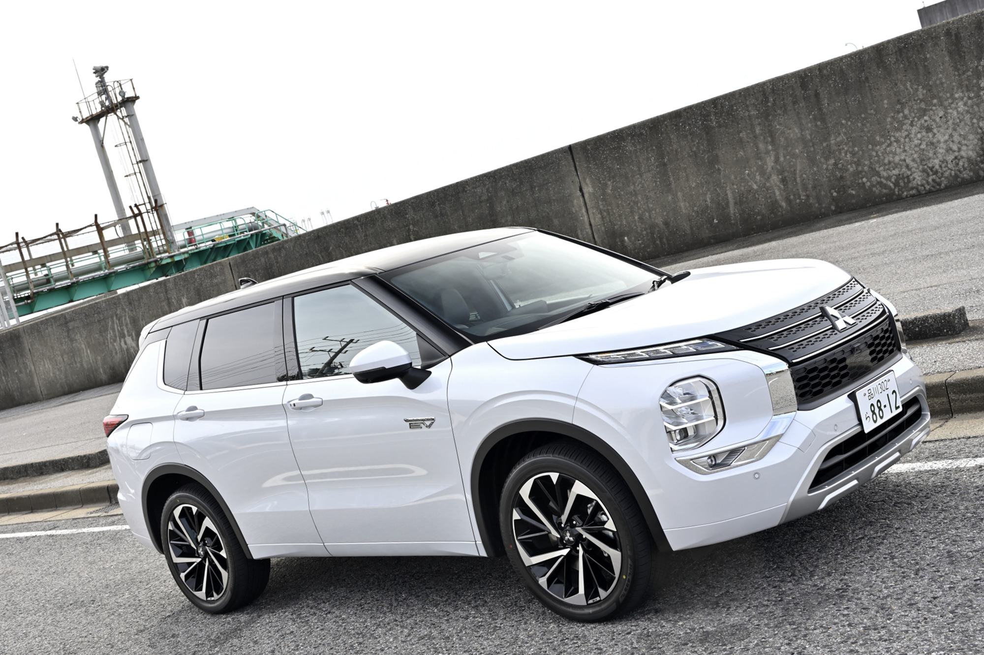 三菱 アウトランダーPHEV 新型試乗】上質さ、走り、存在感、フラッグ