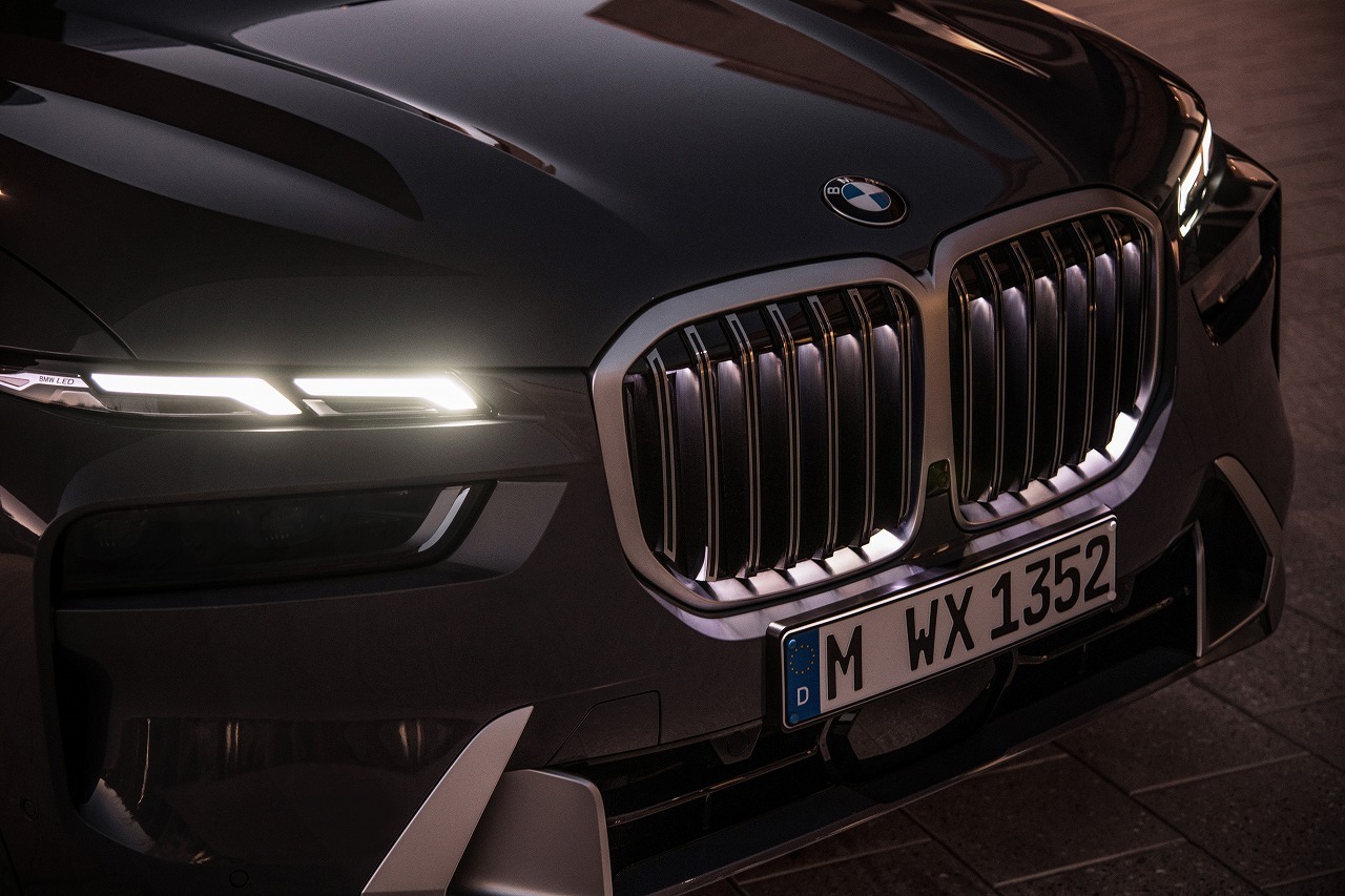 BMW X7 改良新型発売、フロントフェイス刷新…完全自動駐車など