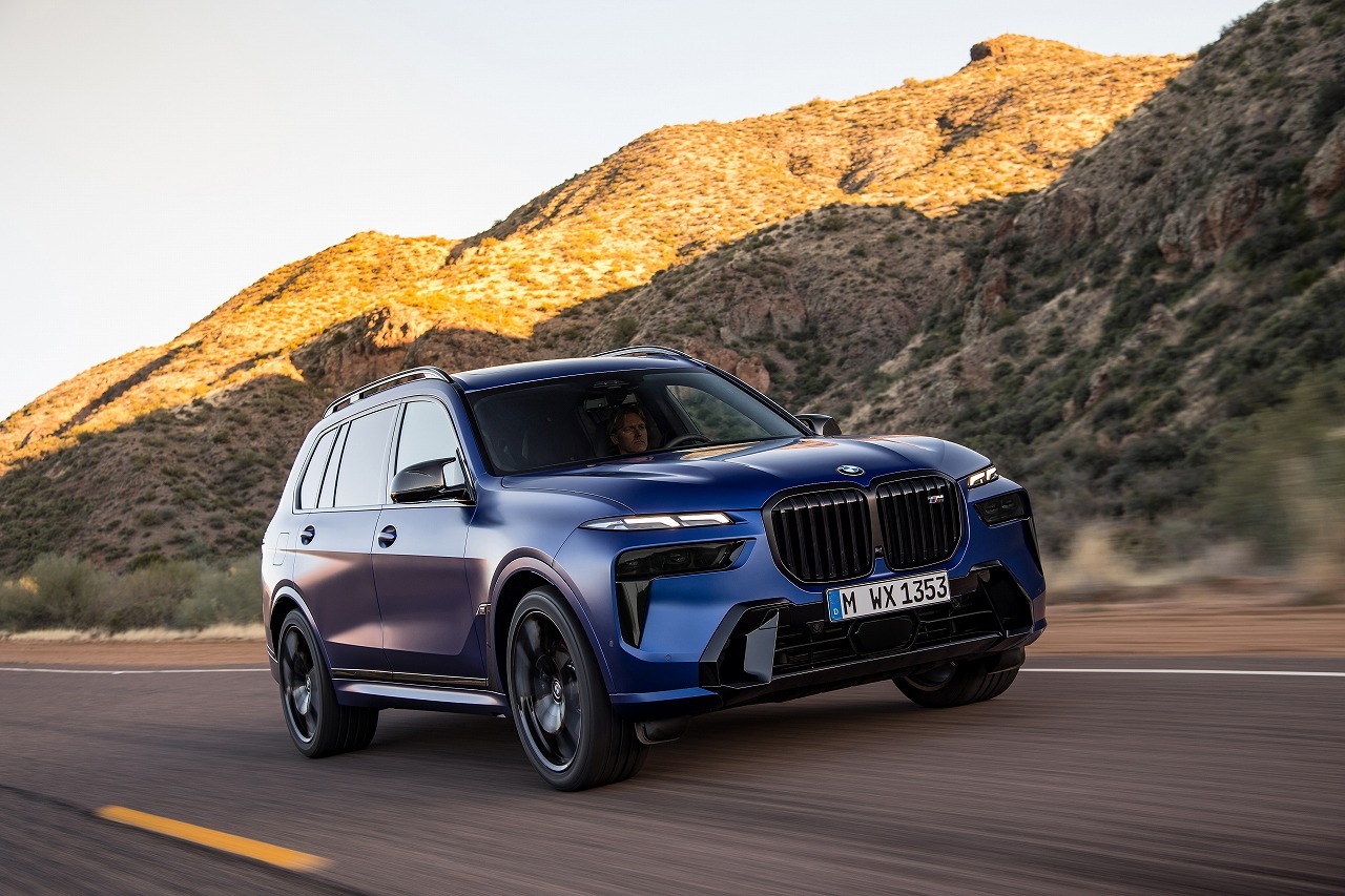 BMW X7 改良新型、光る大型キドニーグリルが高級感を演出［詳細