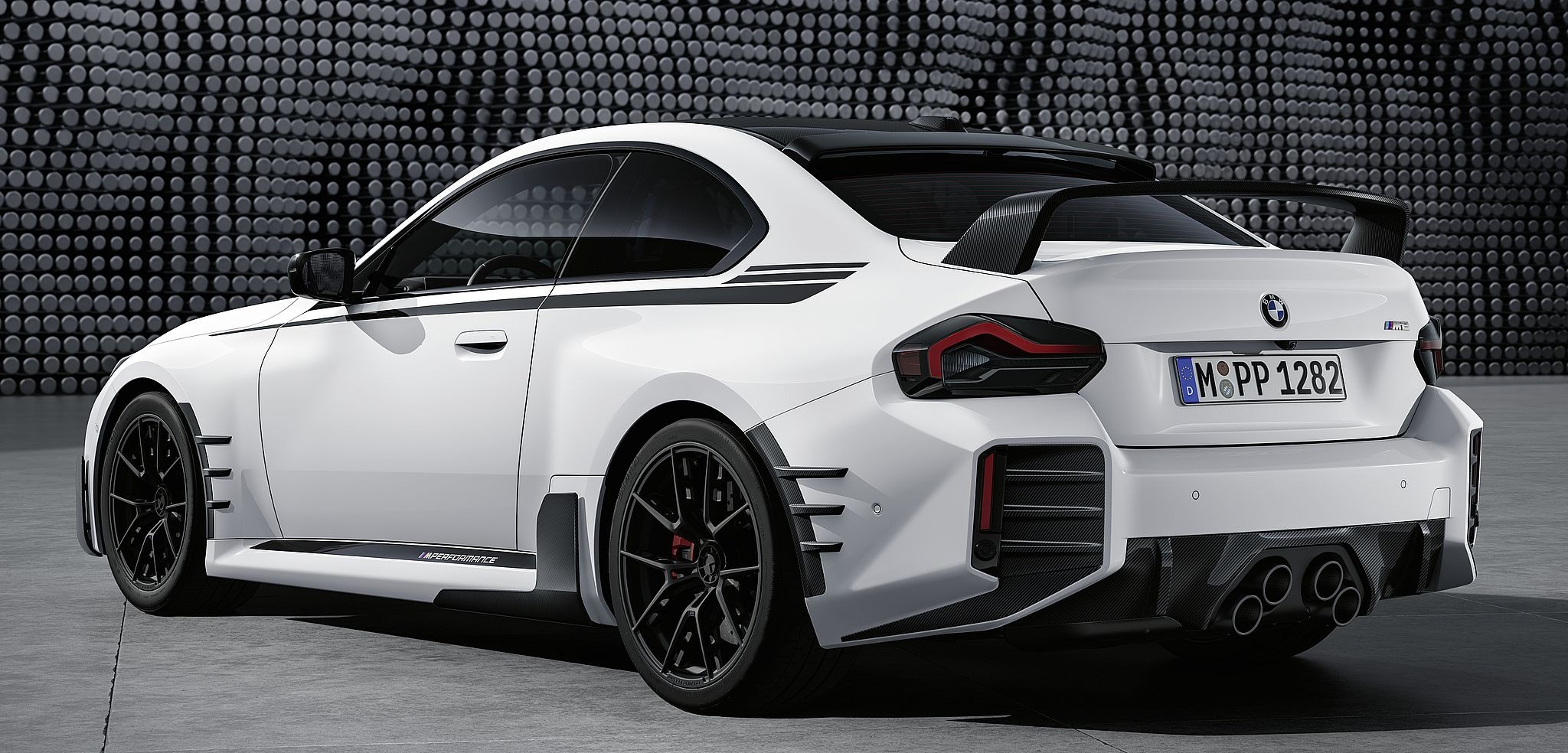 カーボン製エアロや8kg軽量化のチタン製サイレンサー、BMW『M2』新型用