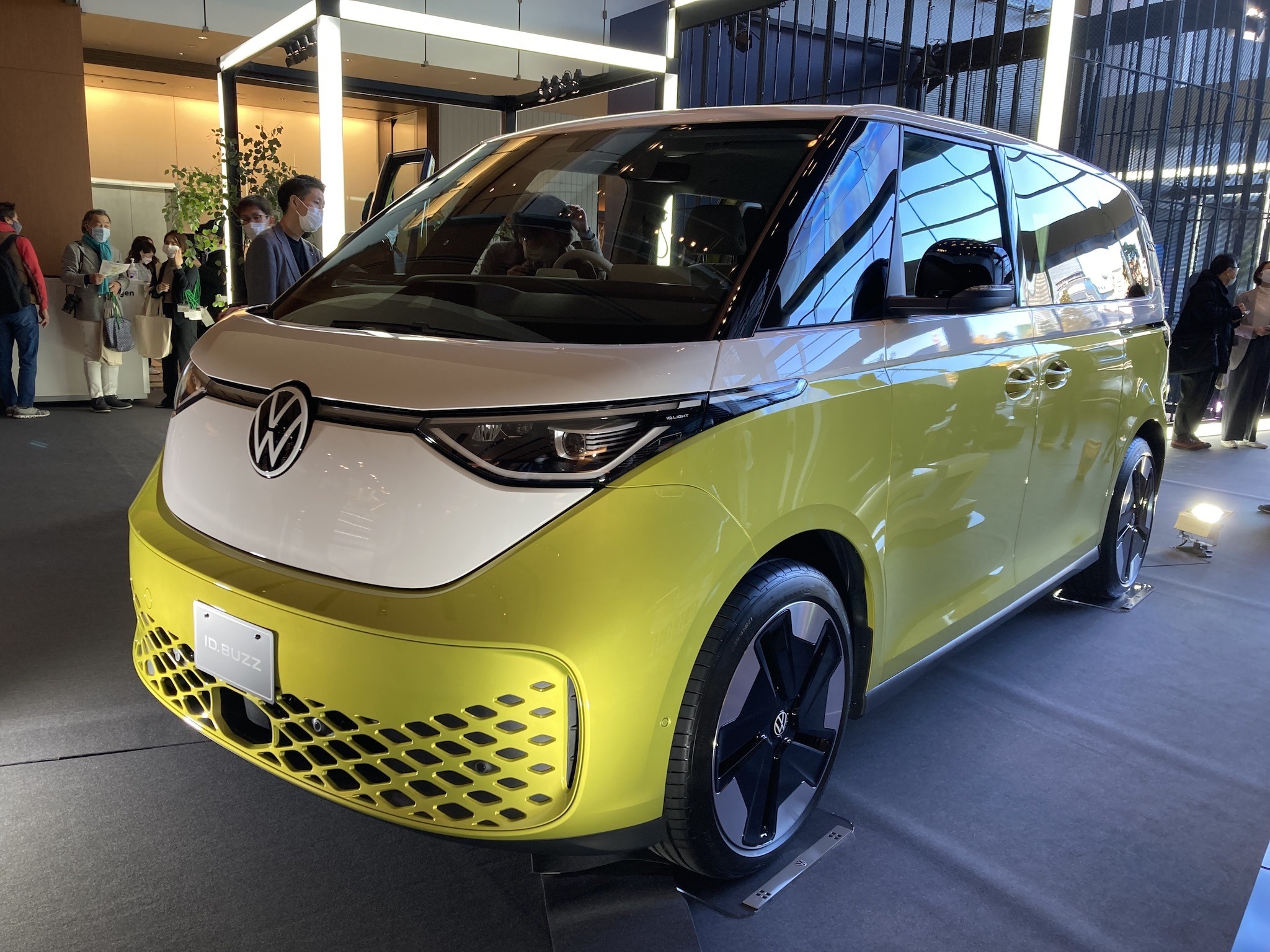 価格は単純換算900万円、VW ID.BUZZ を見られる触れる[詳細画像 価格は単純換算900万円、VW ID.BUZZ を見られる触れる[詳細画像