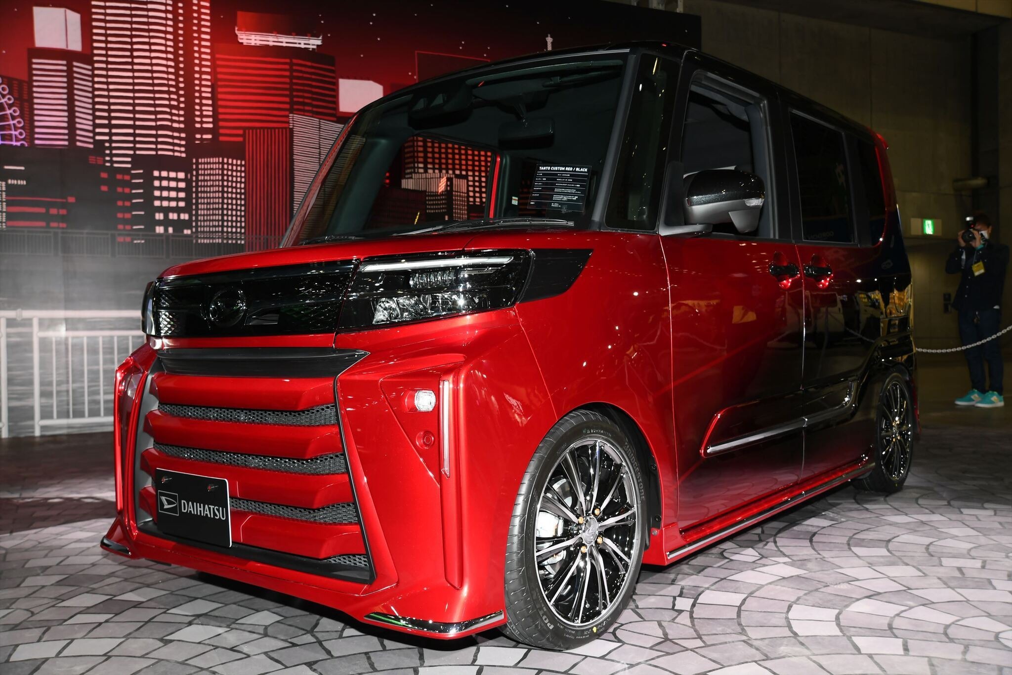ロック×タント！ 鮮烈なカラーリングや装飾で表現する独自の世界