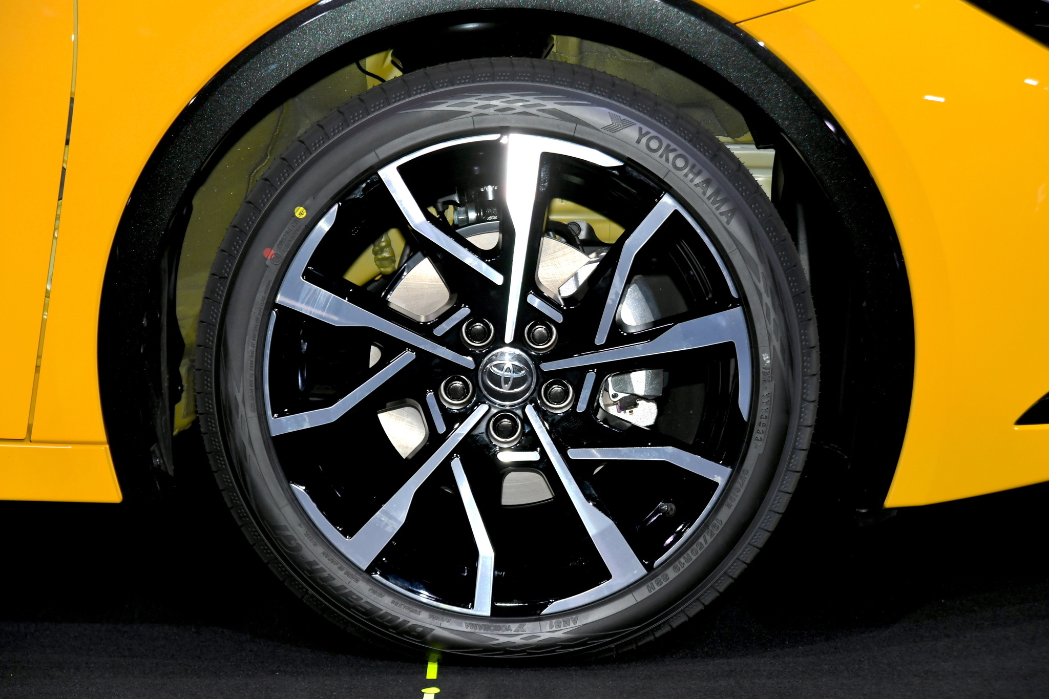 トヨタ プリウス 新型】ヨコハマ BluEarth-GT AE51/FE AE30 を