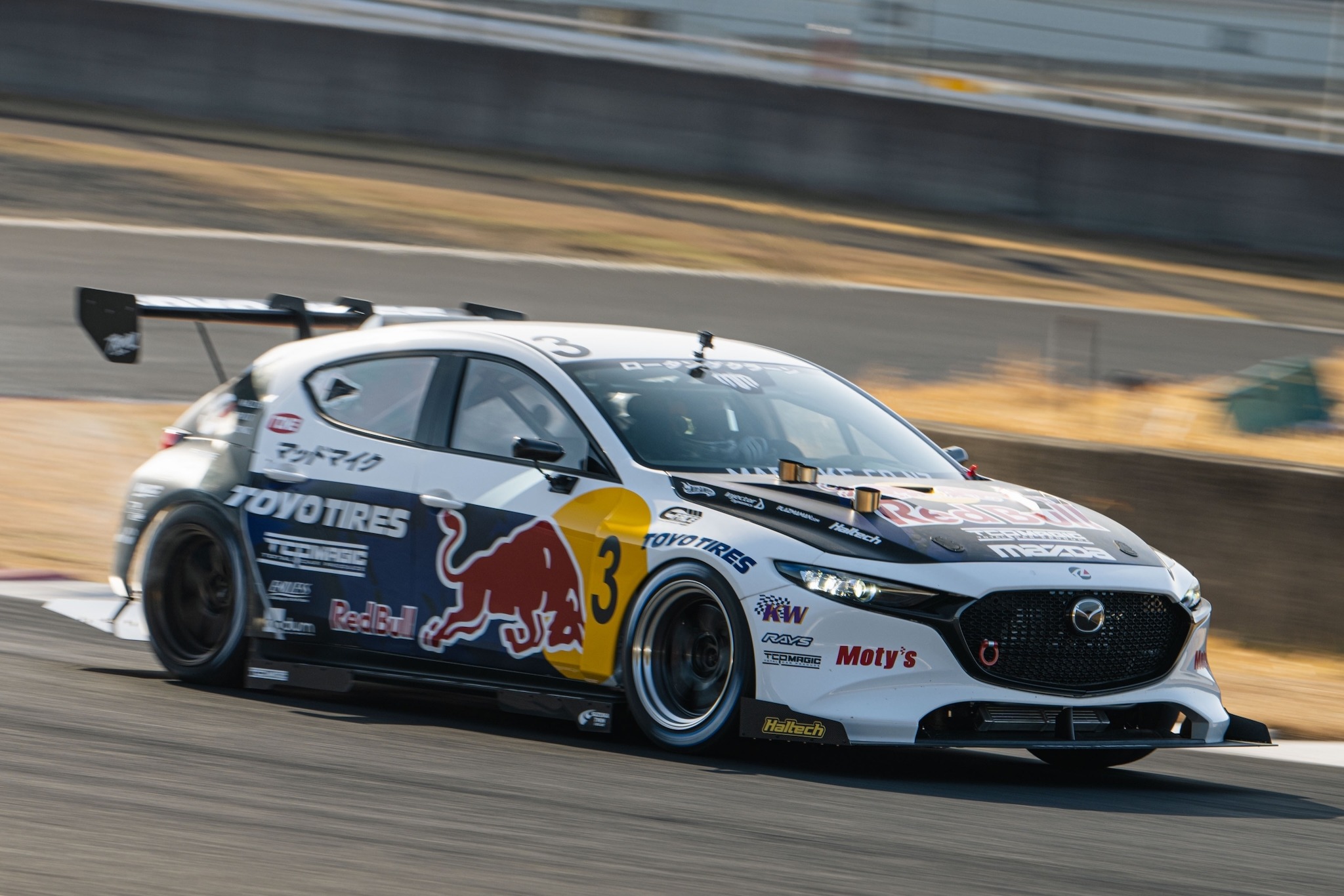 1400馬力・4ロータリーエンジンのマツダ3が吠えた！ マッド