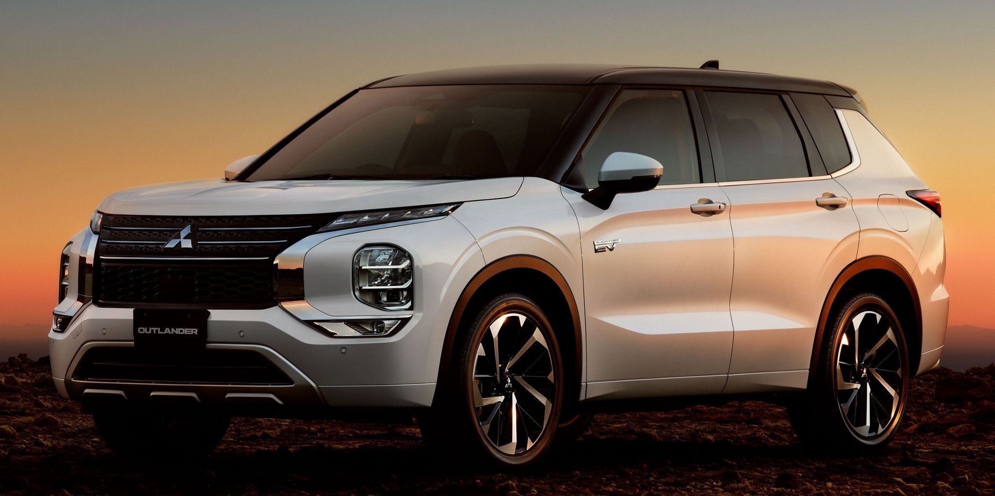 ★ 新車外し 三菱 新型 アウトランダー PHEV 後期型 純正アルミ 4本 送料安い 三菱 新型アウトランダーPHEV 後席・荷室解説内装の質感が大幅に向上