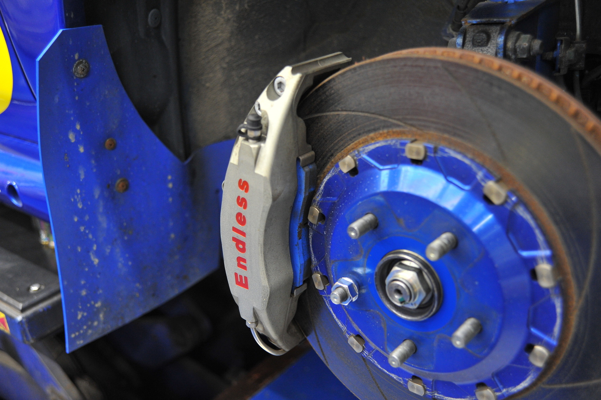 コストとパフォーマンスのトレードオフ？ キャリパー交換の真実