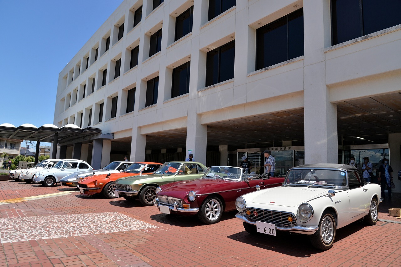 小田原市役所で懐メロとクラシックカーがコラボ…昭和の車と音楽を