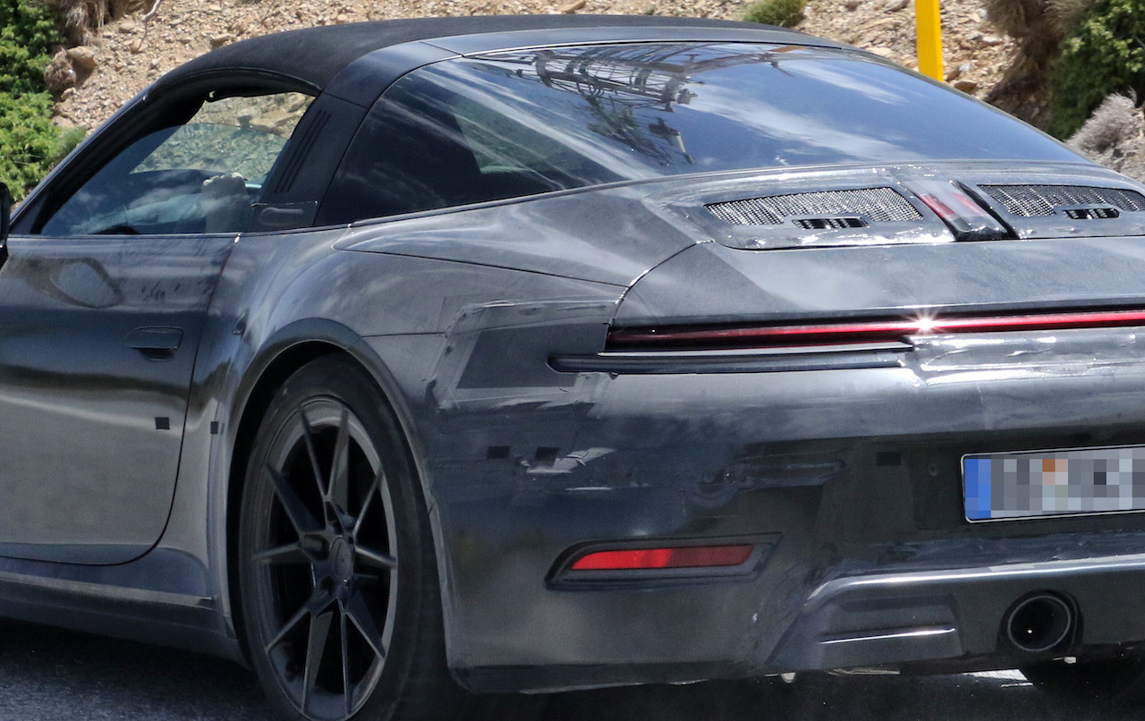 ポルシェ 911 初のハイブリッド化へ！「992.2」世代タルガを