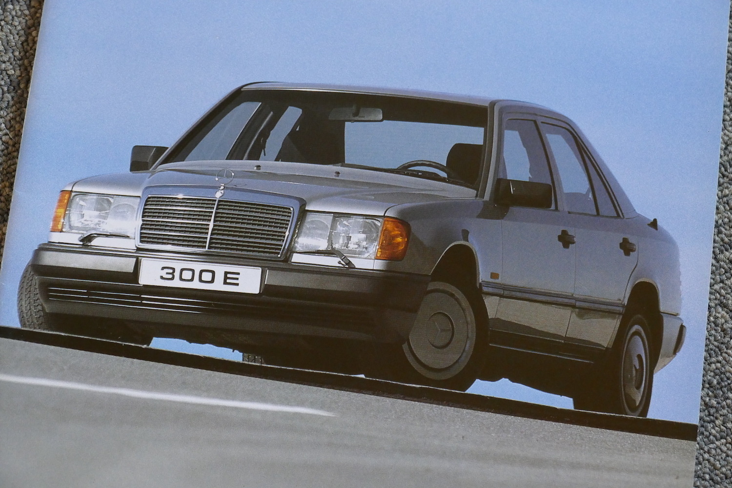 根強い人気の初代 Eクラス「W124」とは、ポルシェが関わった