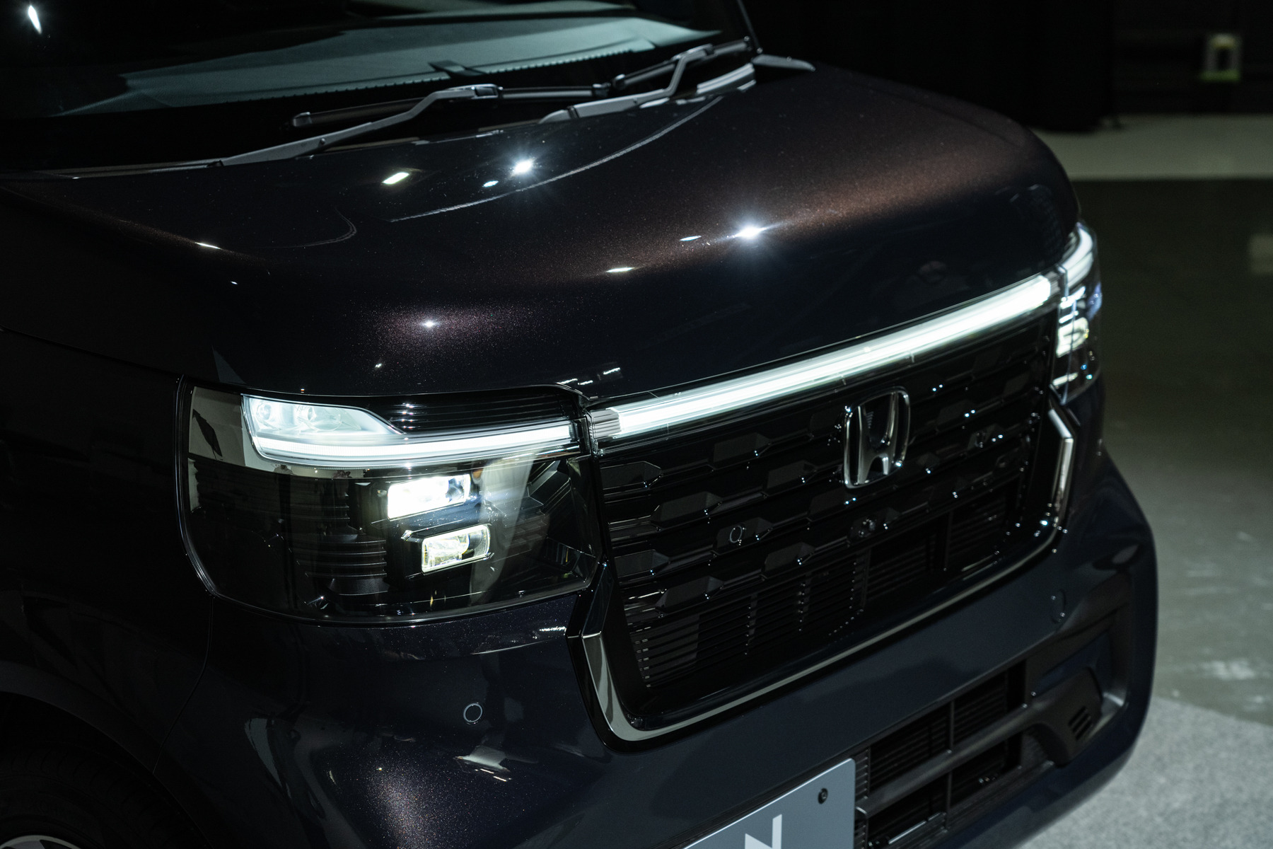 ホンダ N-BOX 新型】カスタム…一直線に伸びるフロントライトが ホンダ N-BOX 新型】カスタム…一直線に伸びるフロントライトが
