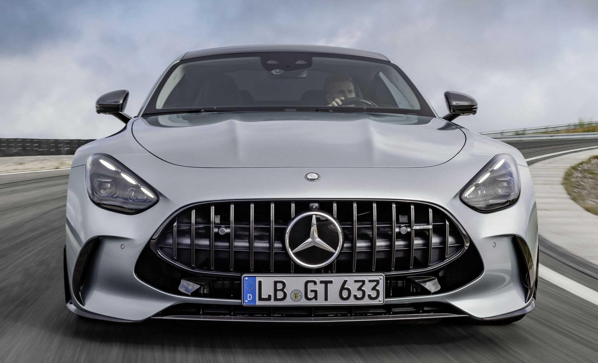 メルセデスAMG GT 新型発表…4.0リットルV8ツインターボは585馬力