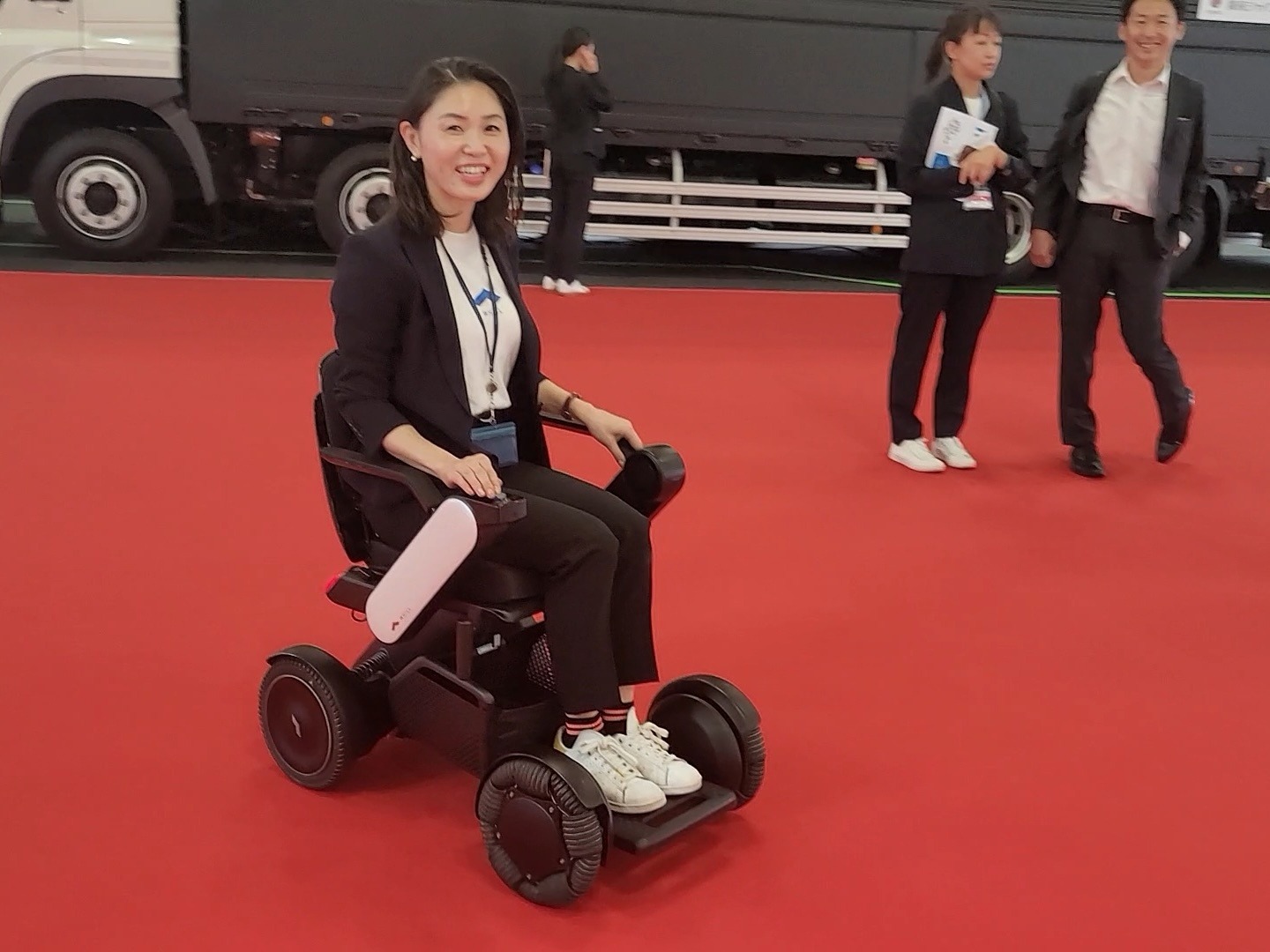 みんな乗るべし！ WHILLの次世代電動車椅子は楽しいぞ…ジャパン