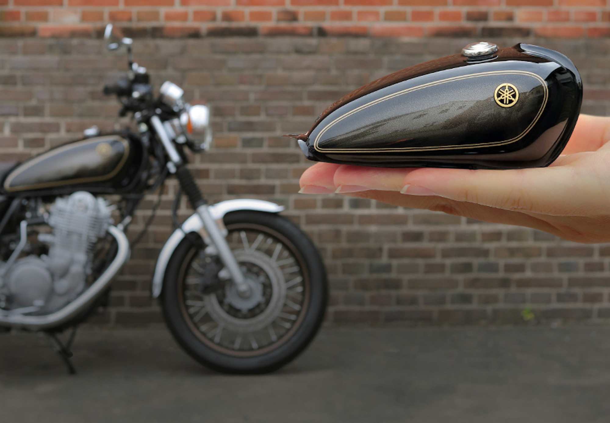 ヤマハの名車『SR400』のタンクがミニチュアに、300個を限定販売 ヤマハの名車『SR400』のタンクがミニチュアに、300個を限定販売