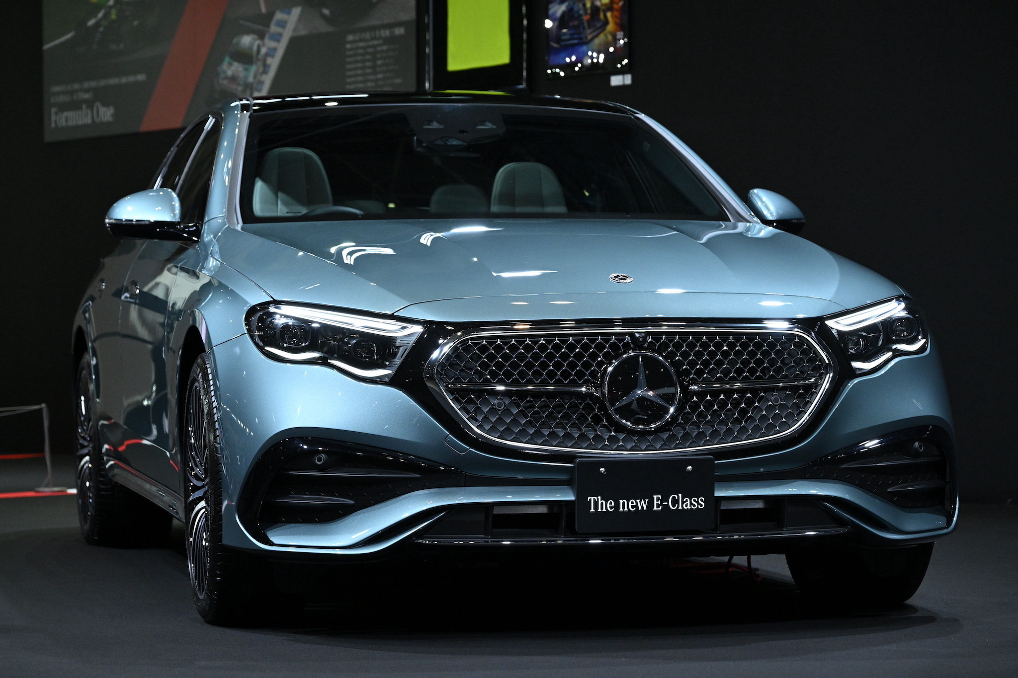 ベストセラー メルセデスベンツ『Eクラス』新型、全モデル電動化されて発表 ミニカー