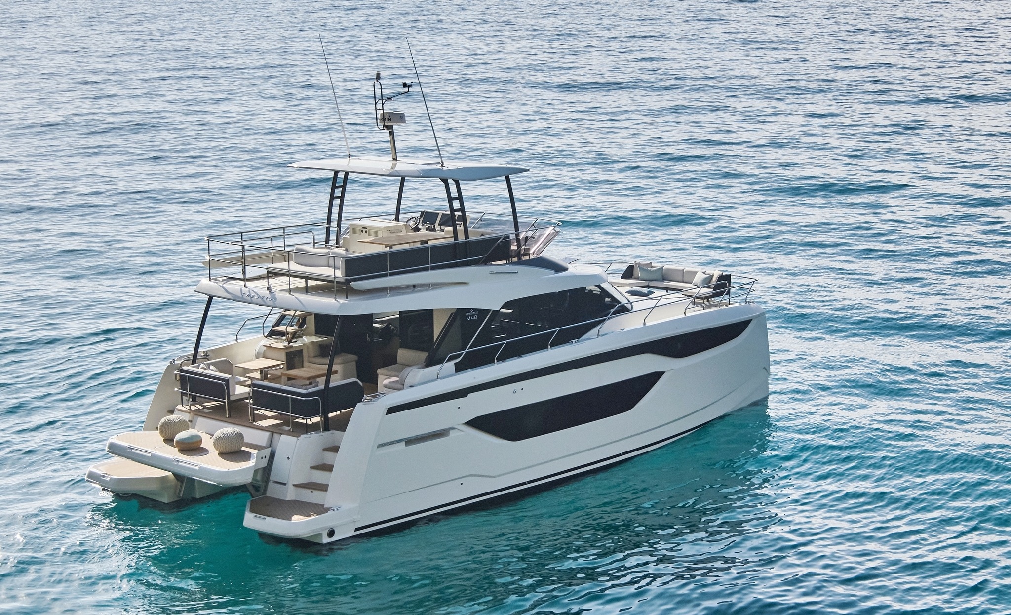 高級クルーザー「プレステージ M48」ヤマハが輸入販売へ、双胴船で