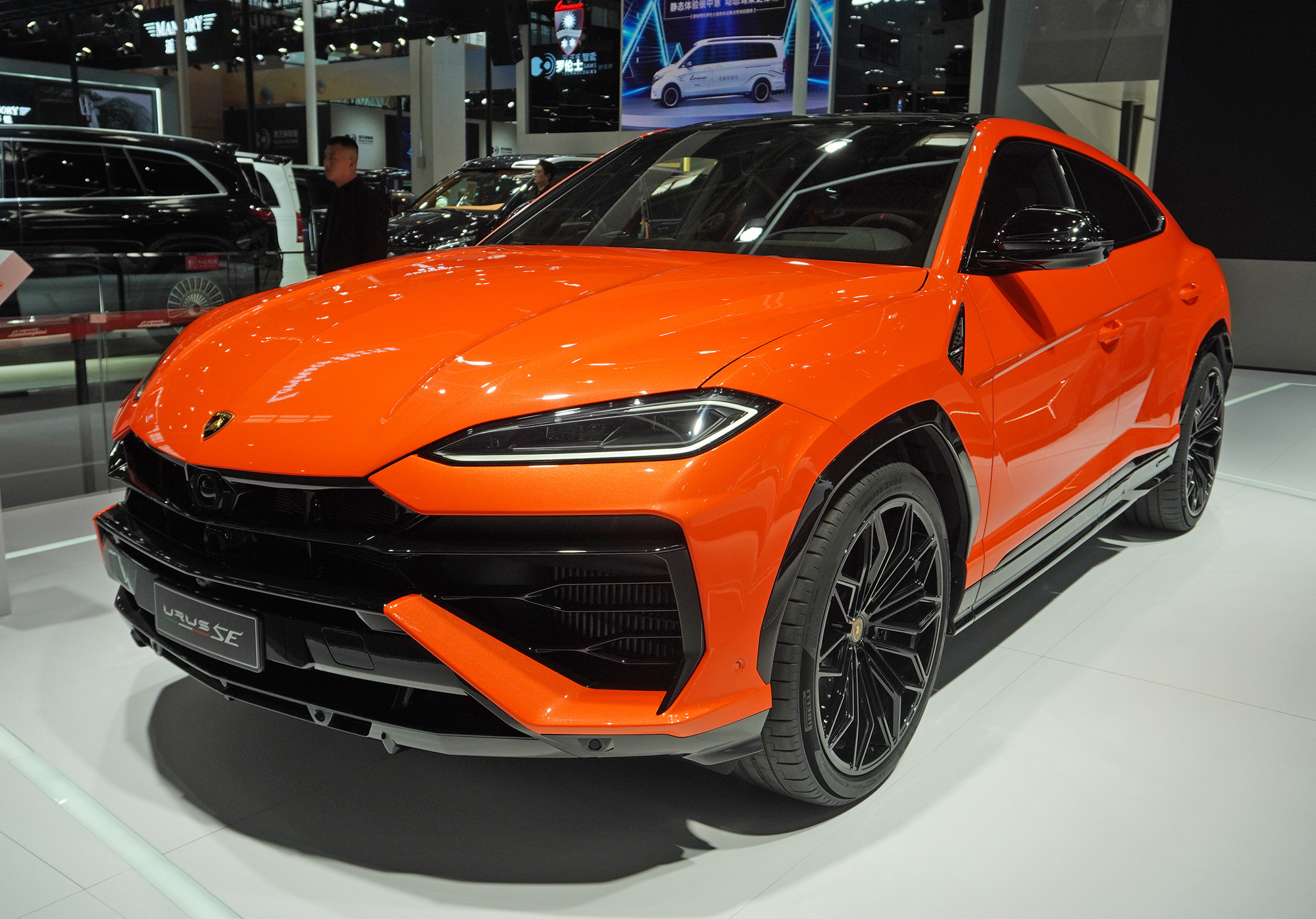 ランボルギーニのSUV『ウルス』に800馬力のPHEV登場…北京