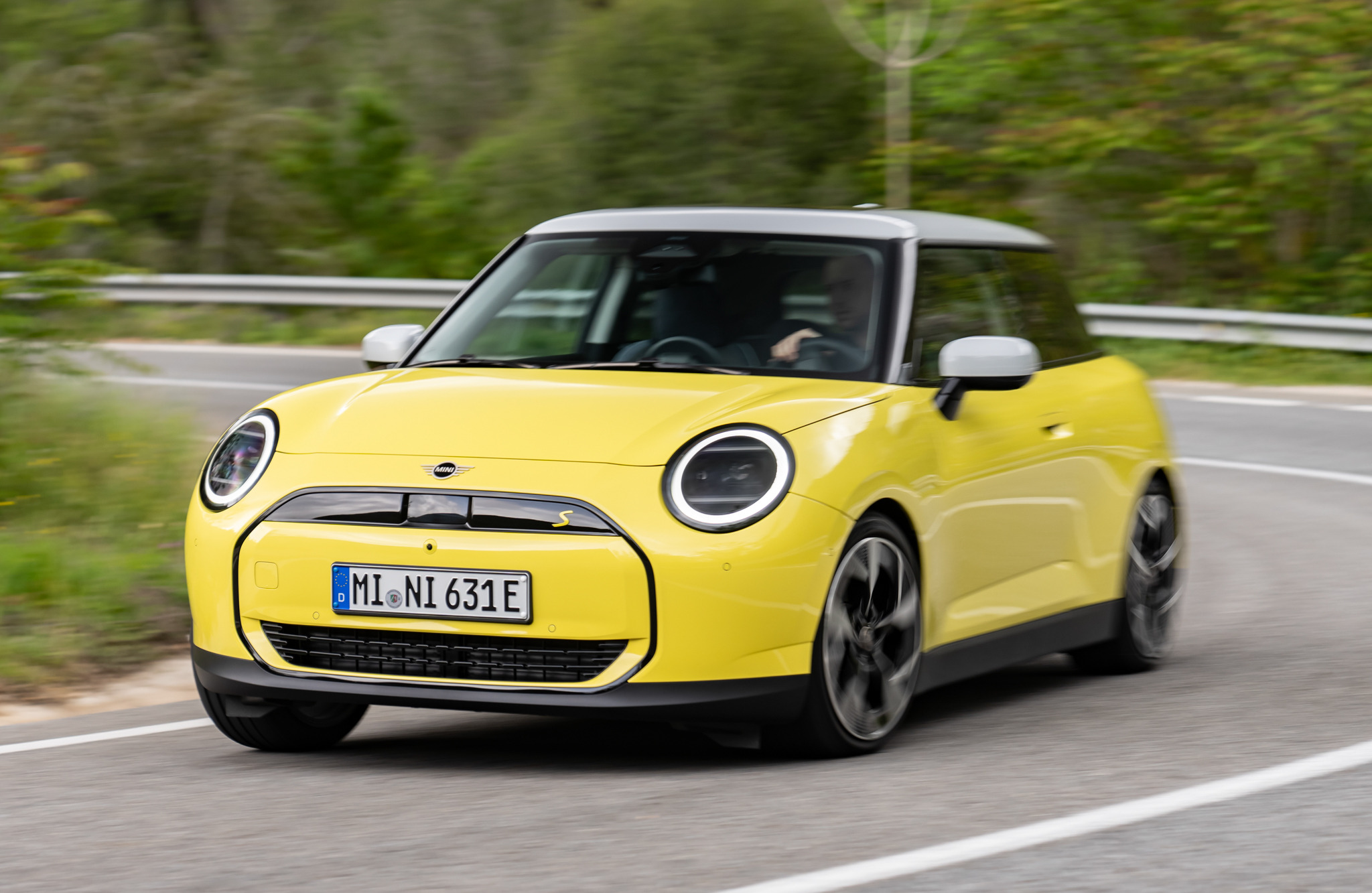 MINI クーパー 海外試乗】専用設計で成し得た「BEV感のなさ」に